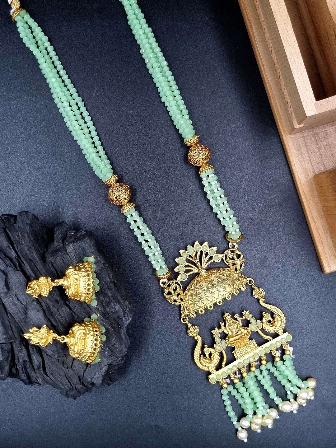 

Anouk Gold Plated Kundan Studded & Beaded Jewellery Set