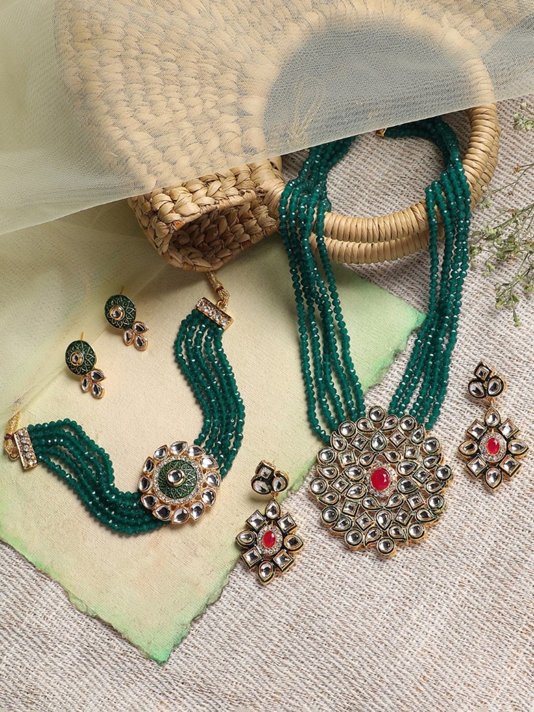 

Anouk Gold-Plated Kundan-Studded & Beaded Jewellery Set