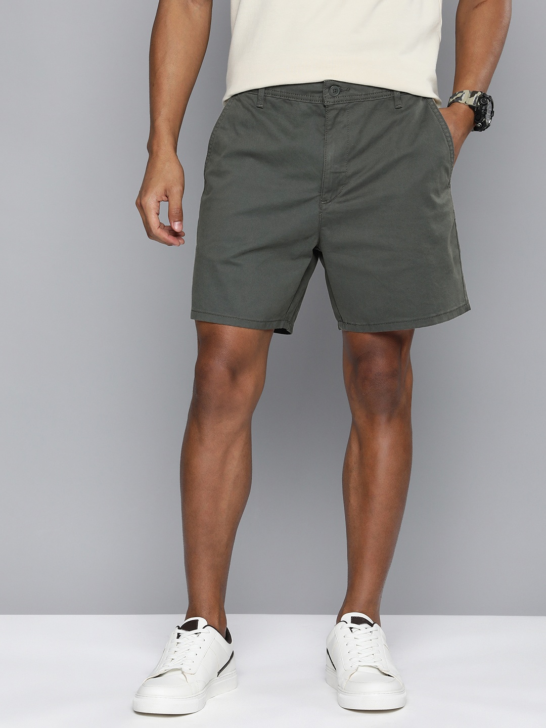 

Levis Men Low Rise Regular Fit Chino Shorts, Grey