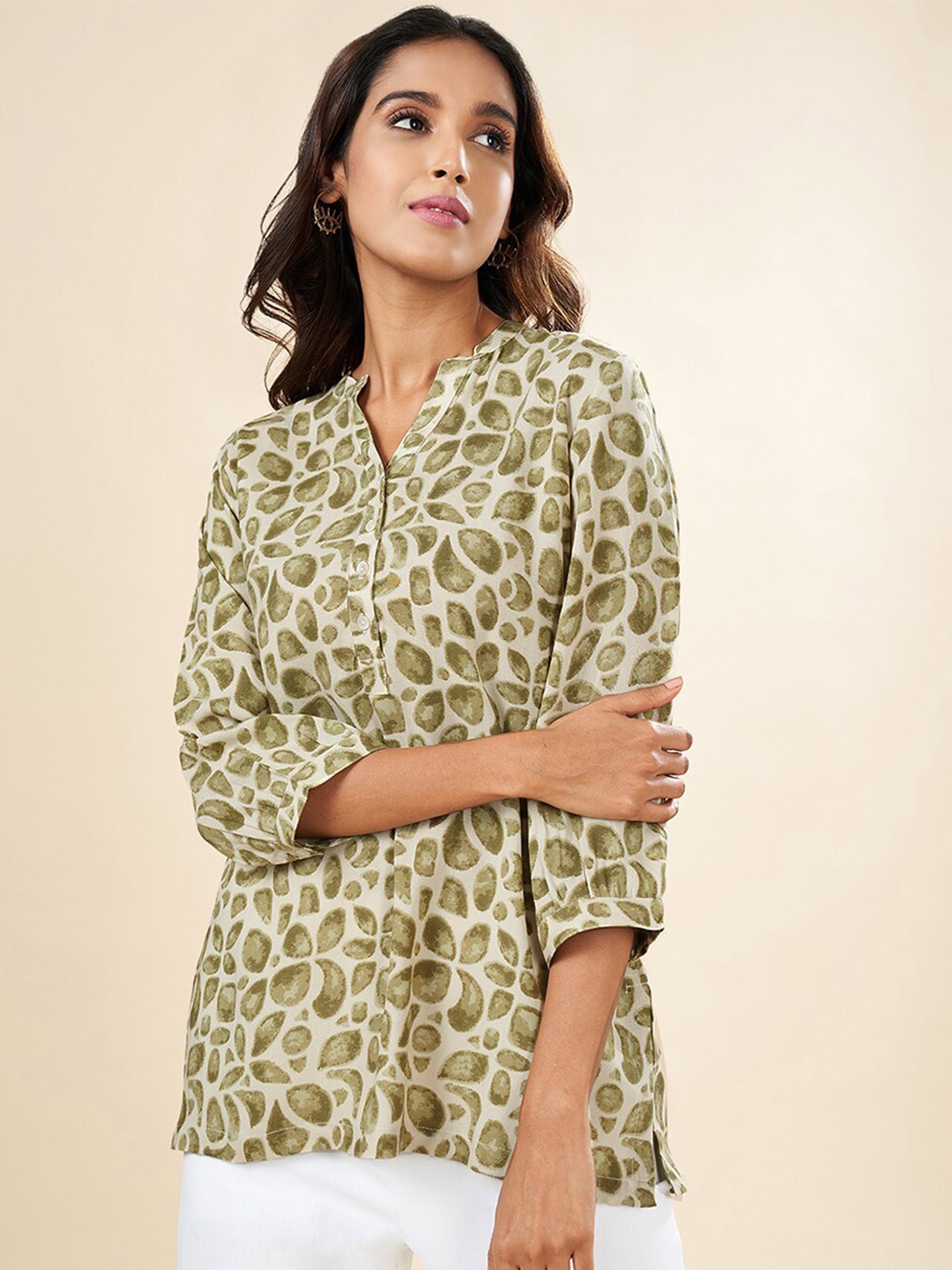 

AKKRITI BY PANTALOONS Floral Printed Mandarin Collar Tunic, Green