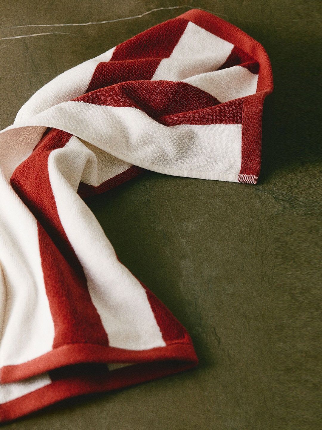 

H&M White & Red Pure Cotton Striped Hand Towel