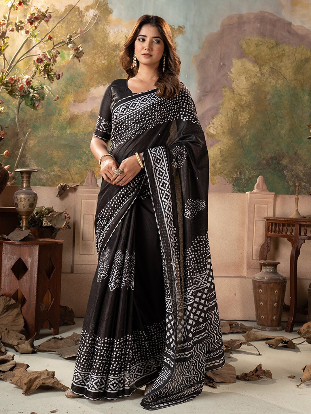 

VASTRANAND Ethnic Motifs Printed Pure Cotton Bagru Saree, Black