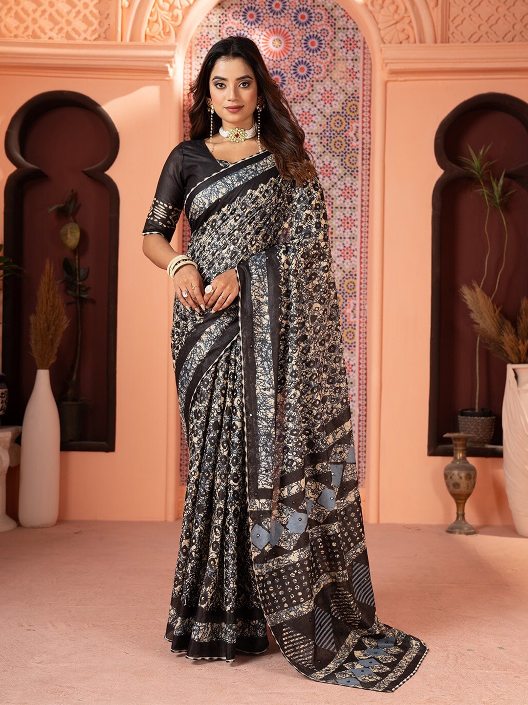 

VASTRANAND Ajrak Block Printed Mirror Work Pure Cotton Bagru Saree, Black
