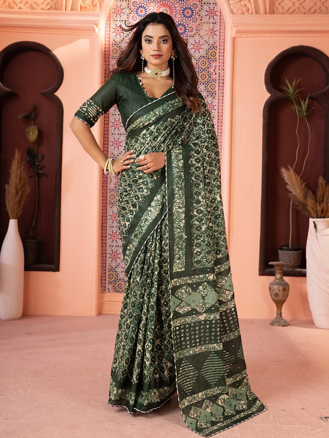

VASTRANAND Abstract Printed Mirror Work Detail Pure Cotton Bagru Saree, Green