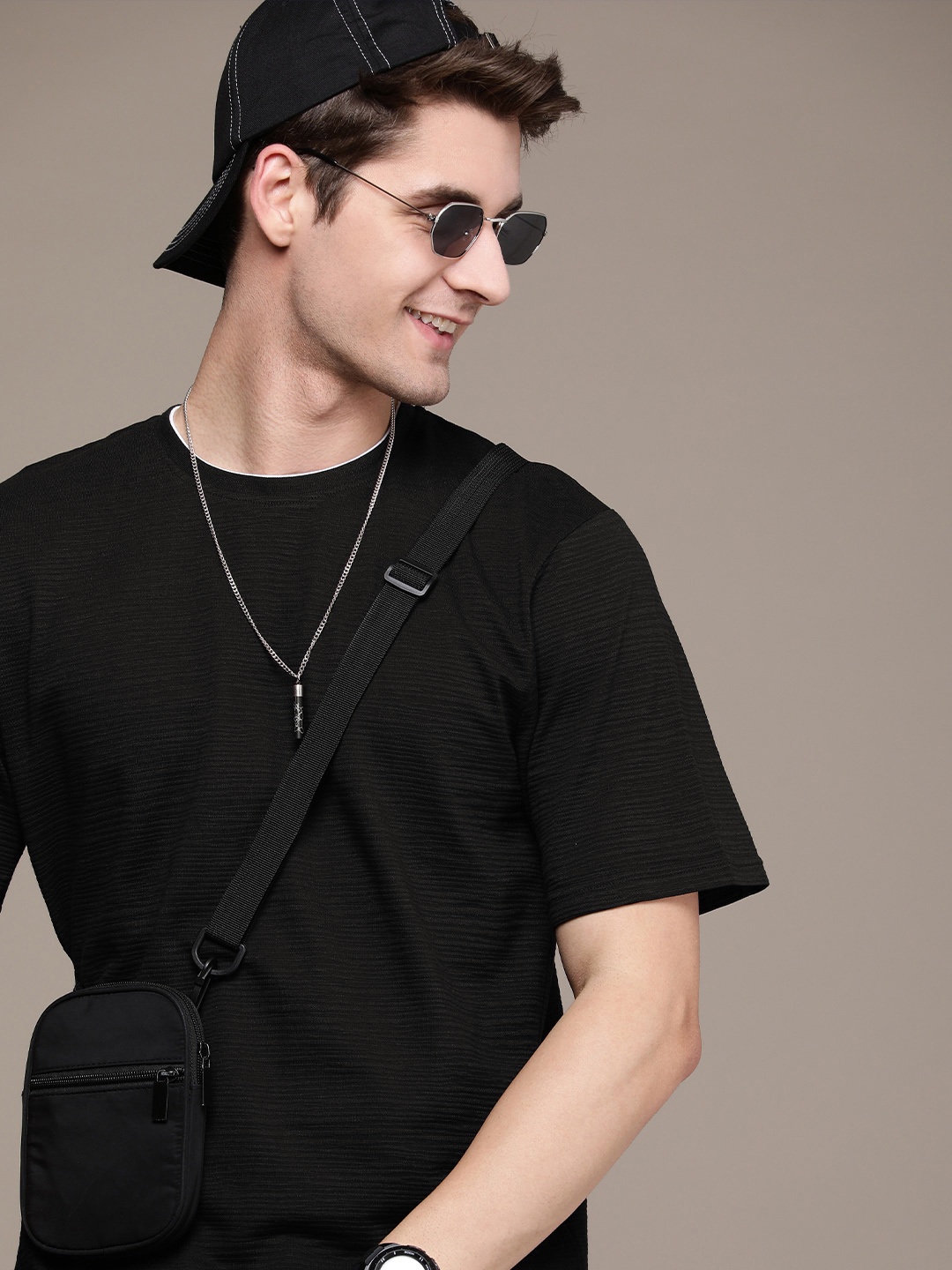 

WROGN Self Design Round-Neck Casual T-shirt, Black