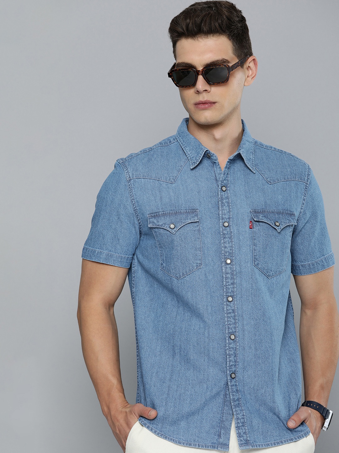 

Levis Men Slim Fit Pure Cotton Chambray Casual Shirt, Blue