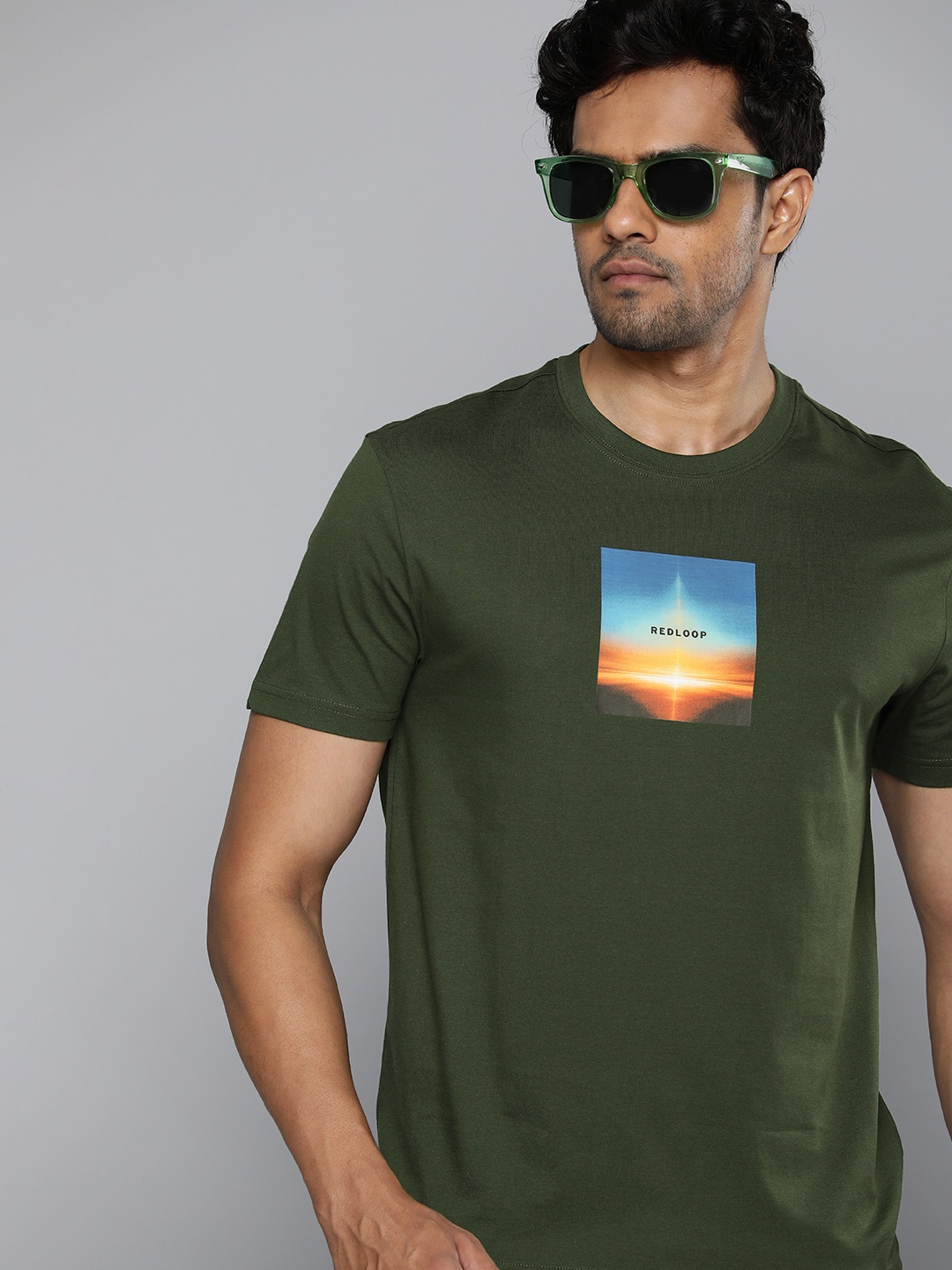 

Levis Pure Cotton Graphic Printed Slim Fit T-shirt, Green