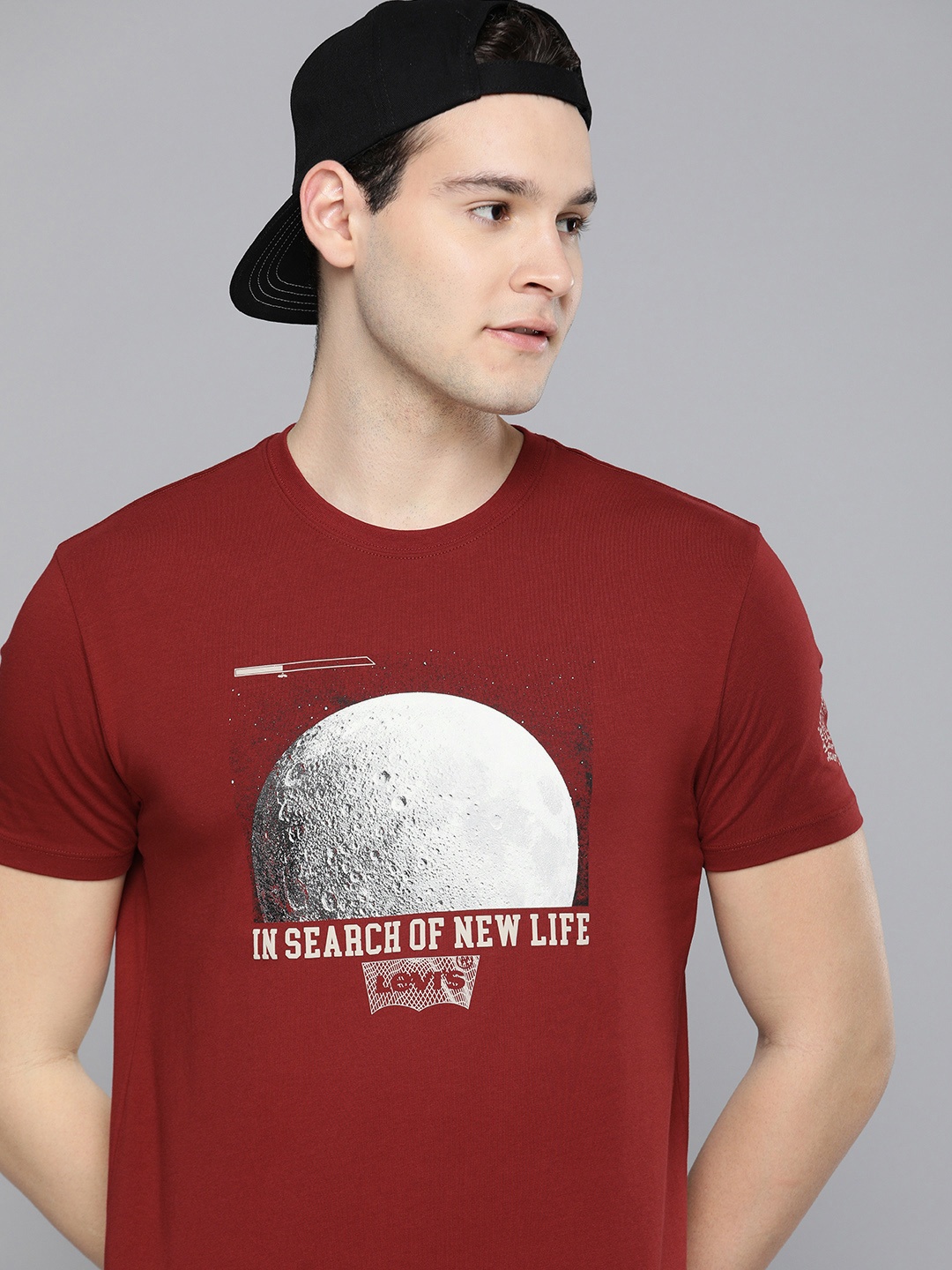 

Levis Men Brand Logo Printed Pure Cotton Slim Fit T-shirt, Red