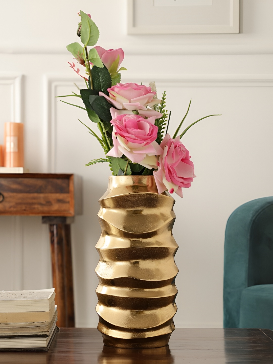 

Decor de Maison Mila Wave Gold Toned Textured Metal Flower Vase