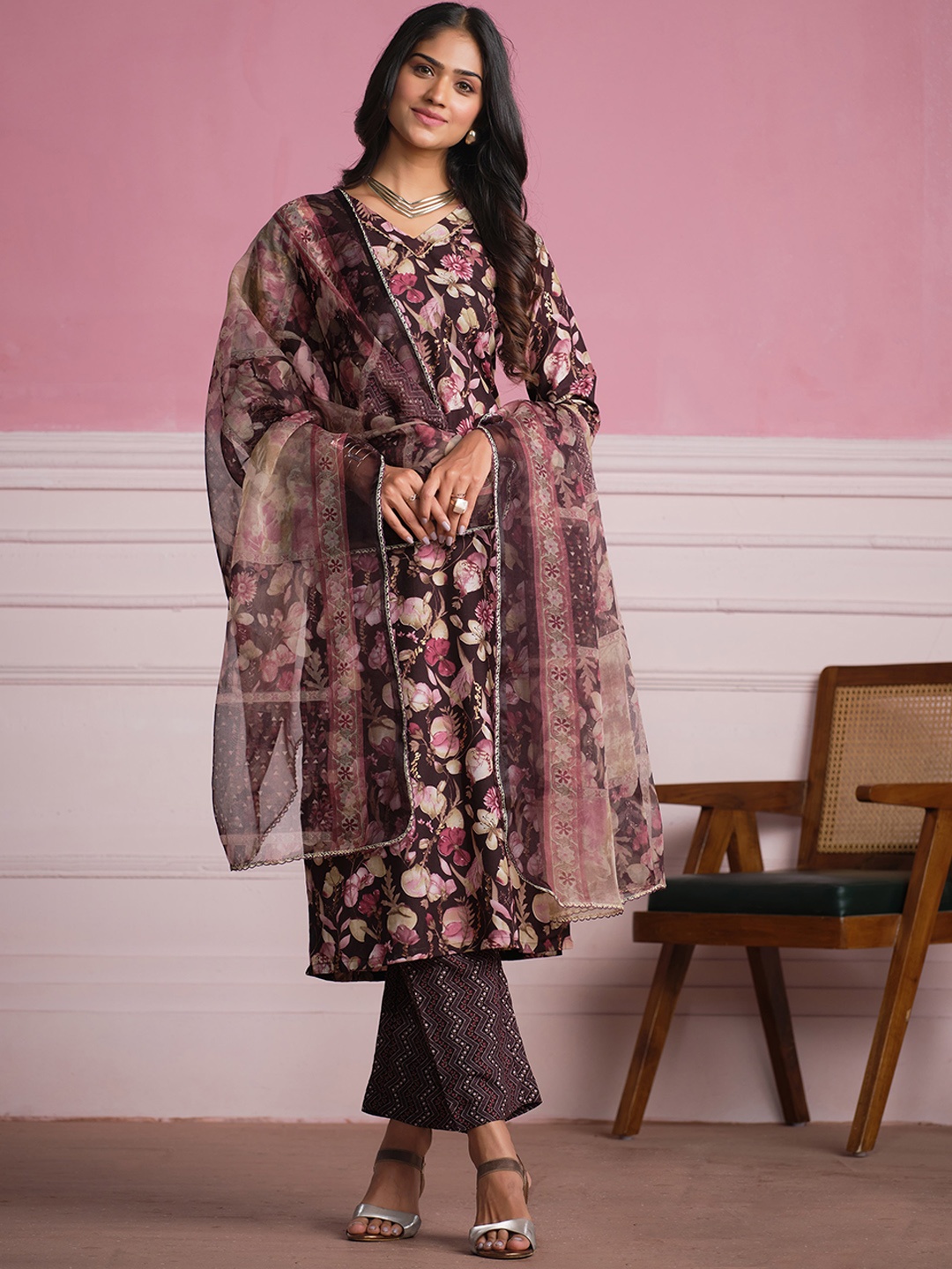 

Sangria Floral Printed V-Neck Gotta Patti Straight Kurta Set With Dupatta, Burgundy