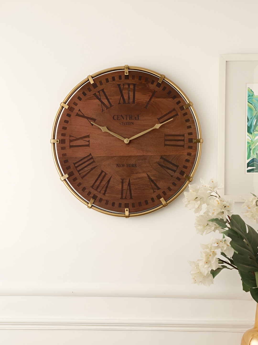 

Decor de Maison Gold-Toned Round Metal Wall Clock