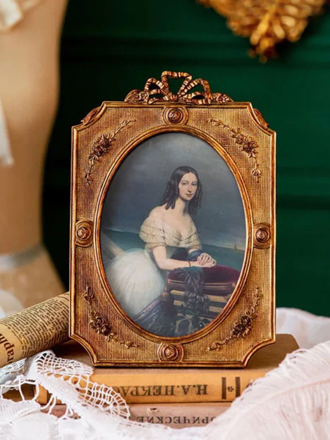 

THEDECORKART Gold Toned Table Top Photo Frames