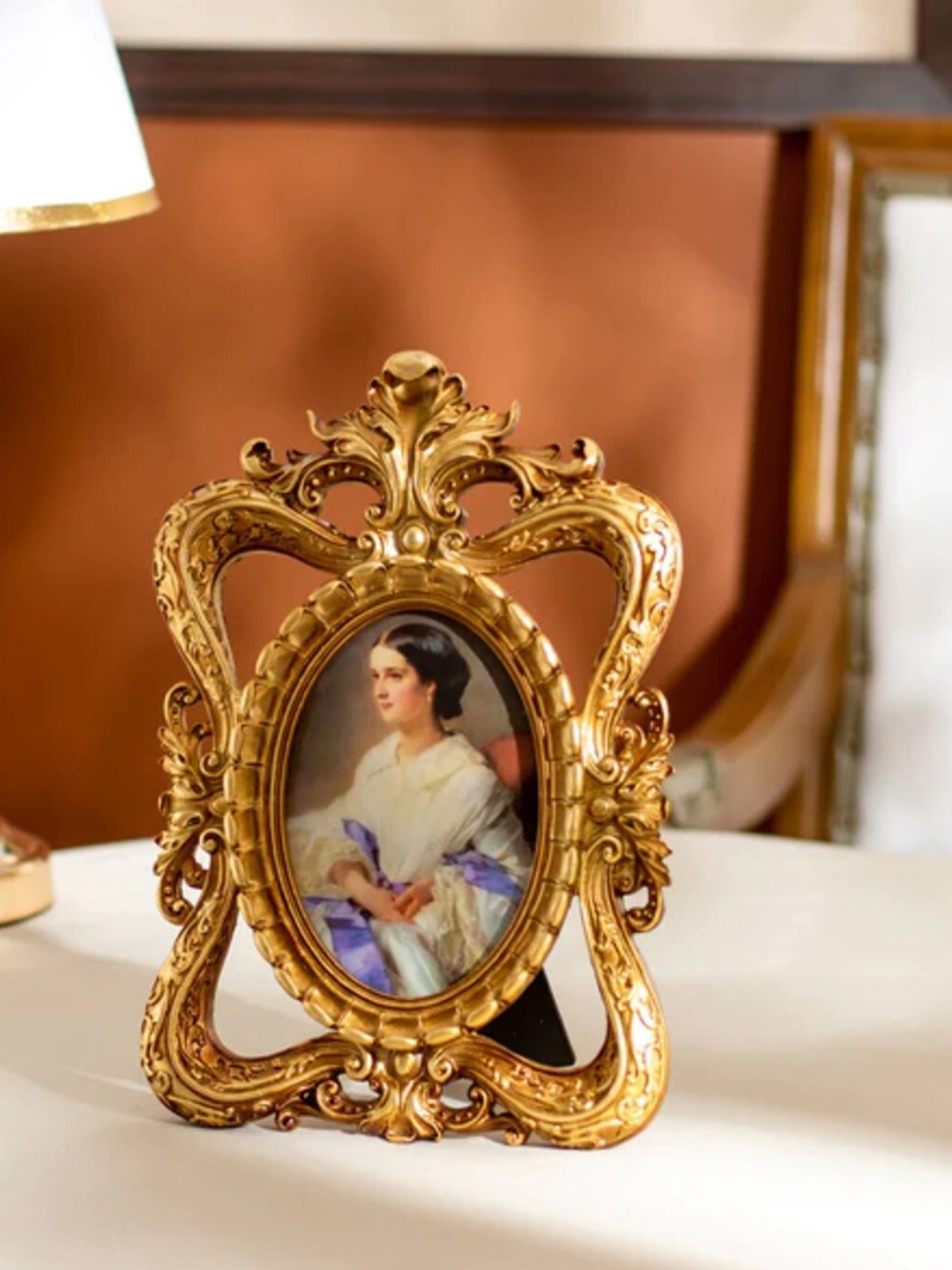 

THEDECORKART Gold Toned Table Top Photo Frame