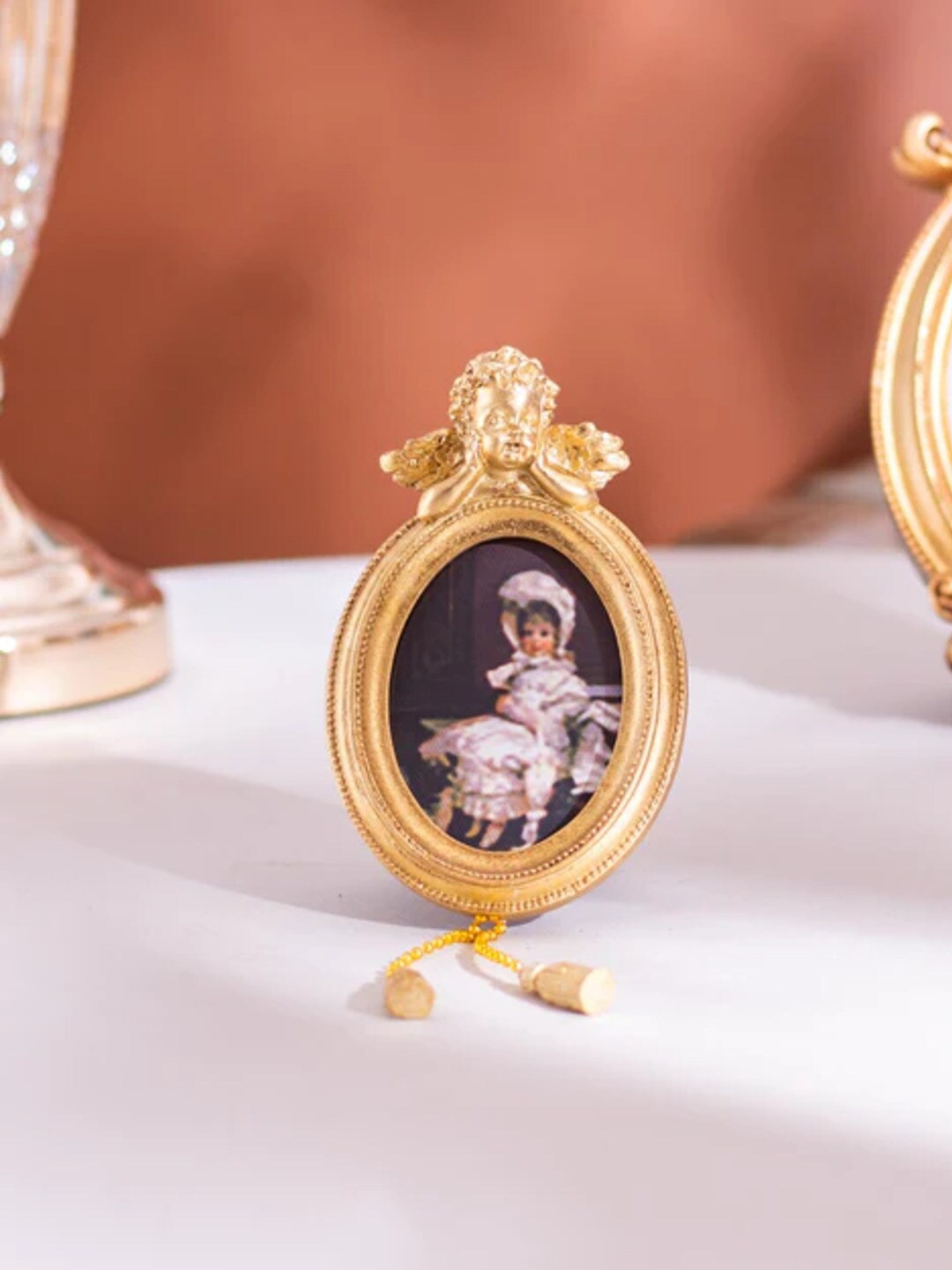 

THEDECORKART Gold Toned Table Top Photo Frame