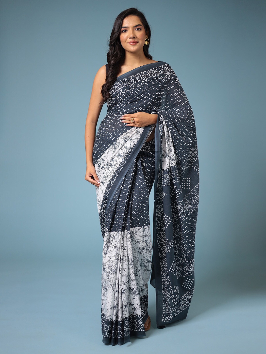 

ZARI Geometric Printed Pure Cotton Bagru Saree, Black