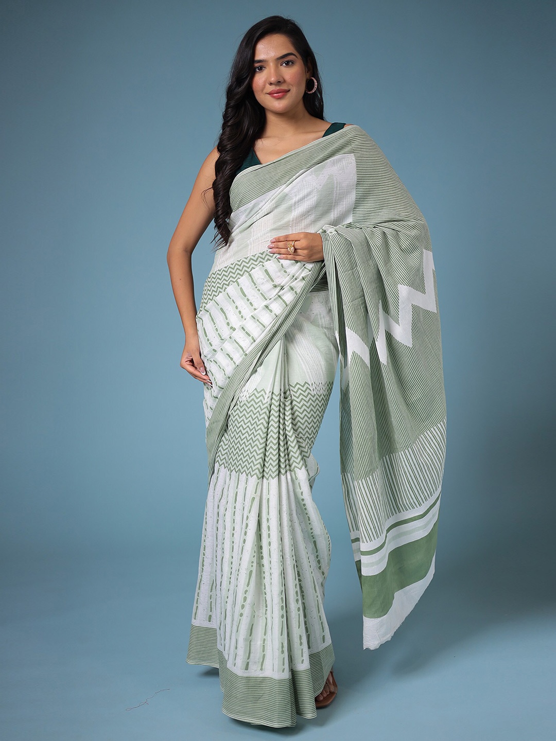 

ZARI Geometric Printed Pure Cotton Bagru Saree, White