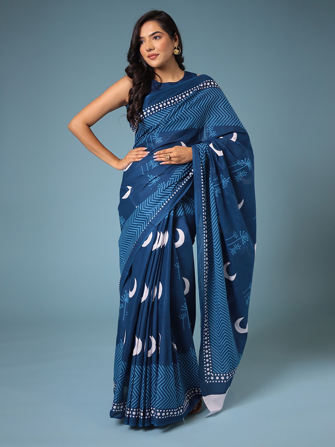 

ZARI Geometric Printed Pure Cotton Jaipur Bagru Saree, Navy blue