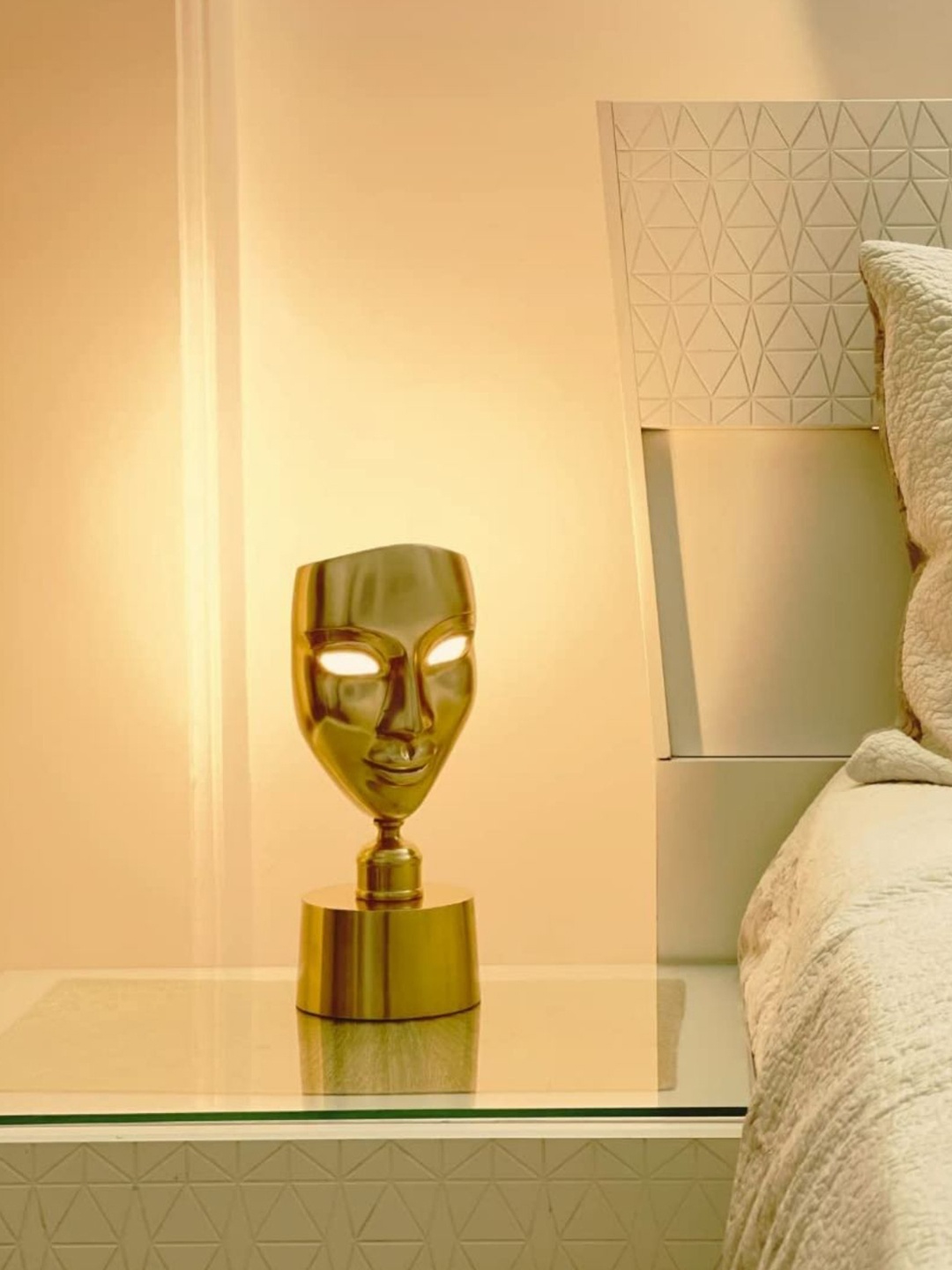 

CasaGold Gold-Toned Mask Shaped Metal Table Lamp