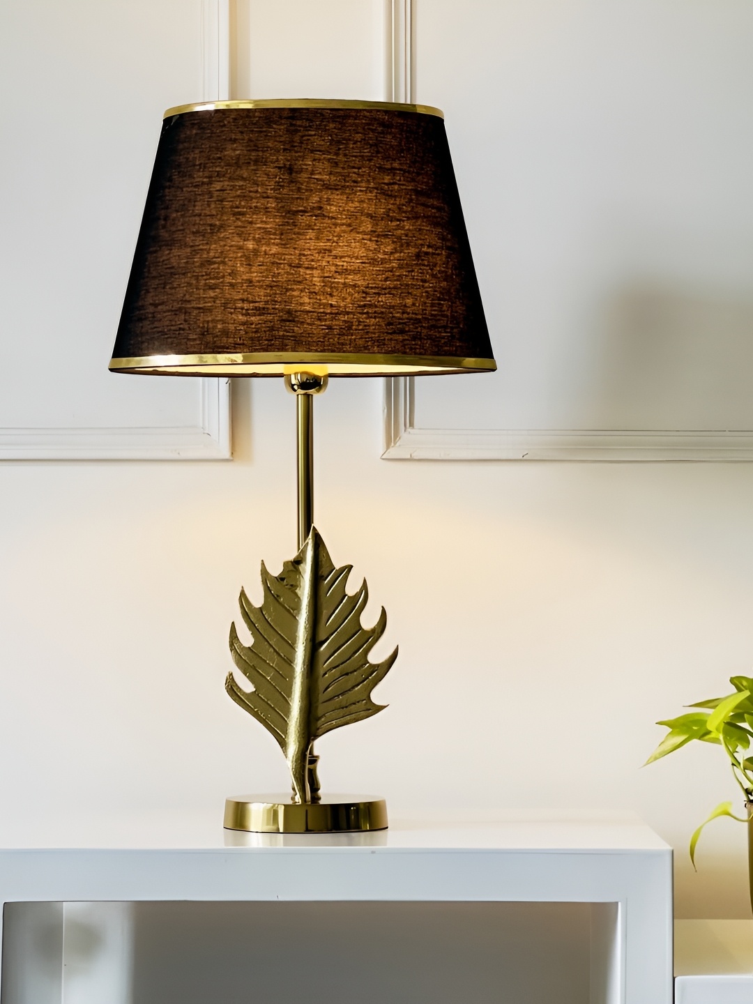

CasaGold Gold-Toned & Black Textured Frustum Shaped Metal Table Lamp