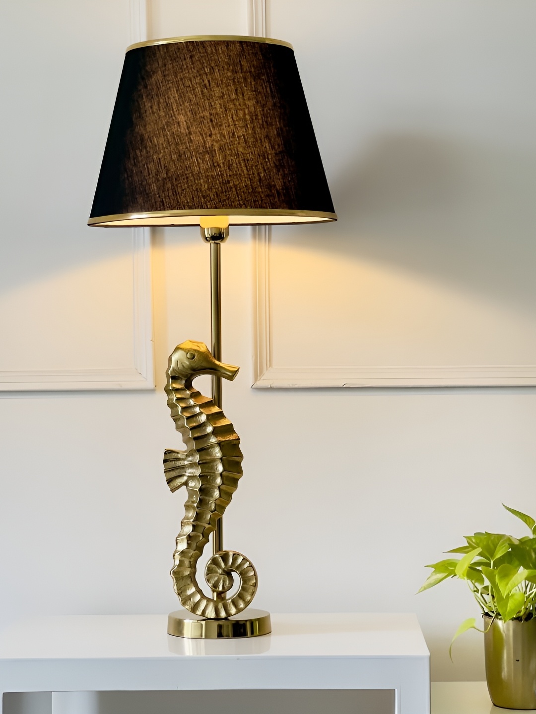 

CasaGold Gold-Toned & Black Textured Sea Horse Frustum Shaped Metal Table Lamp