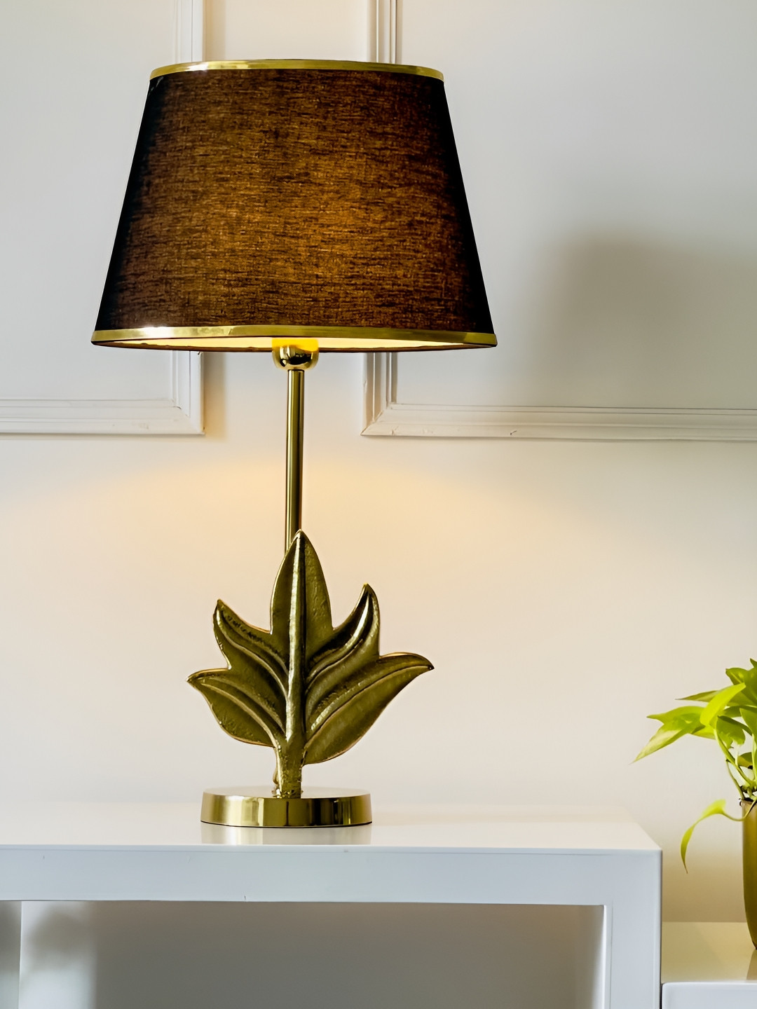 

CasaGold Gold-Toned & Black Textured Frustum Shaped Metal Table Lamp
