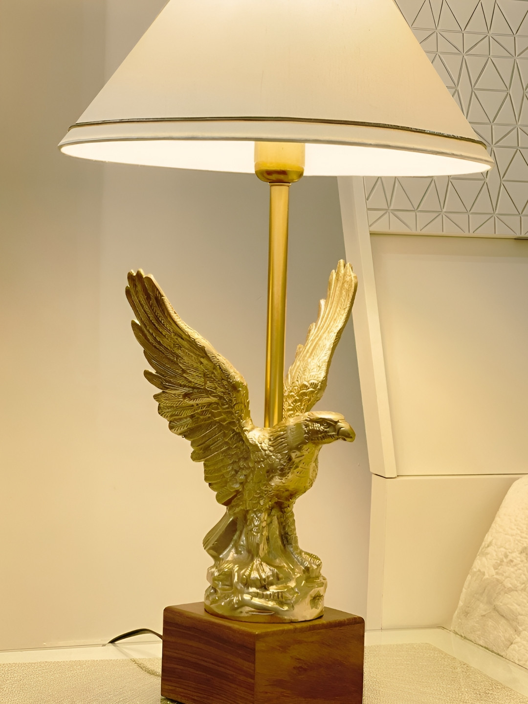 

CasaGold Gold-Toned & White Eagle & Frustum Shaped Metal Table Lamp