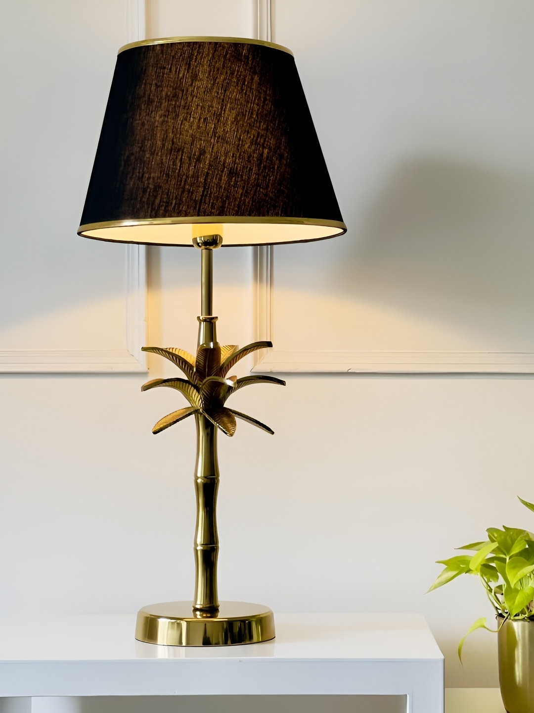 

CasaGold Gold-Toned & Black Coconut Tree Frustum Shaped Metal Table Lamp