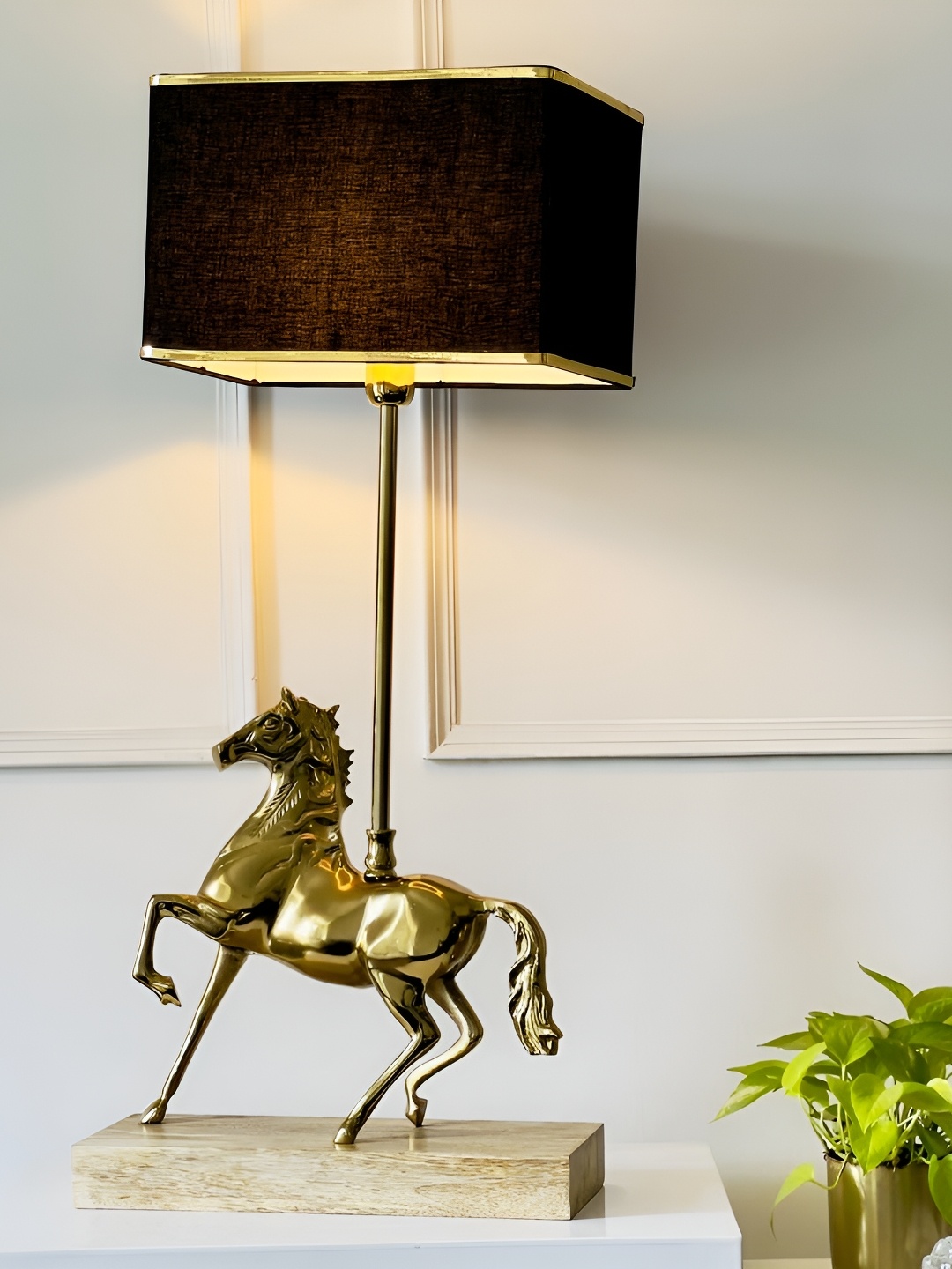 

CasaGold Gold-Toned & Black Horse Square Shaped Metal Table Lamp