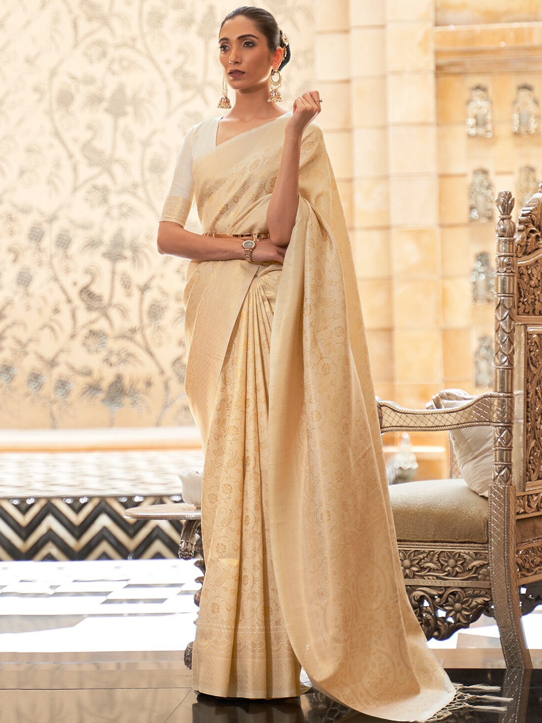 

DEVATITHI Floral Woven Design Zari Kanjeevaram Saree, White