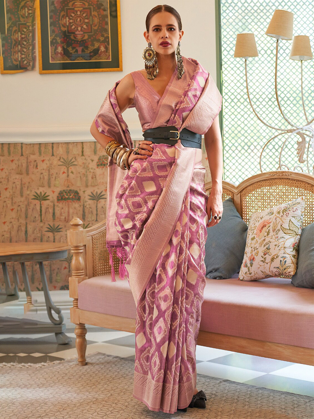 

DEVATITHI Geometric Woven Design Zari Saree, Purple