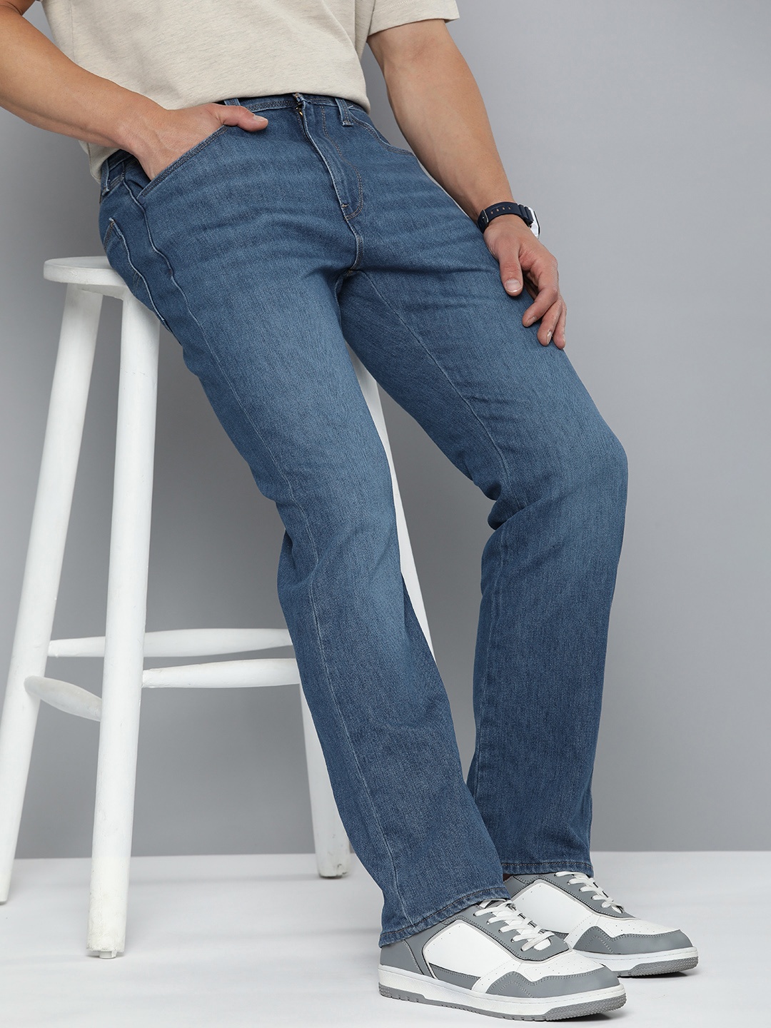 

Levis Men 527 Bootcut Light Fade Stretchable Jeans, Blue