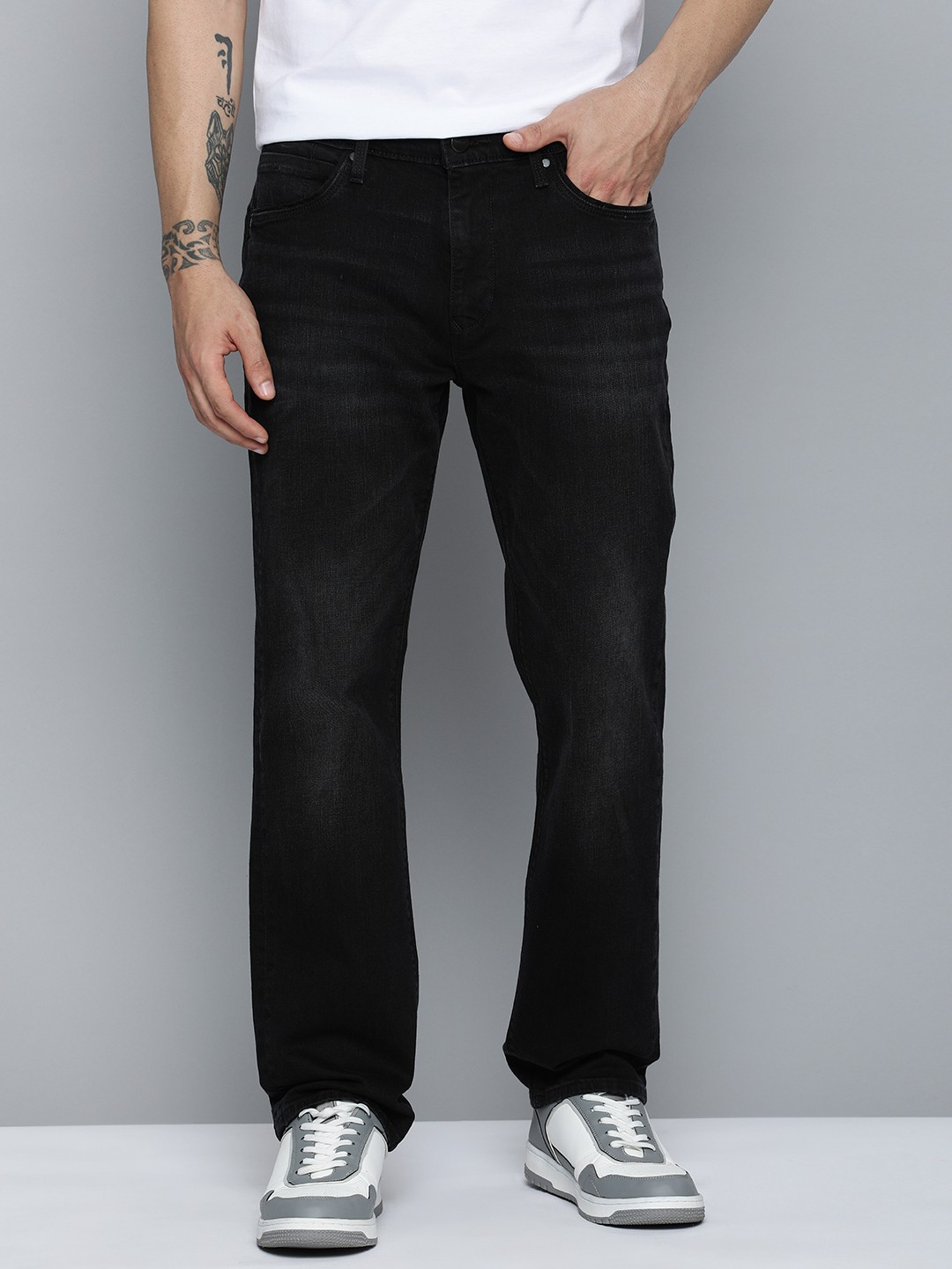

Levis Men Mid Rise Tapered Fit Heavy Fade Stretchable Jeans, Black