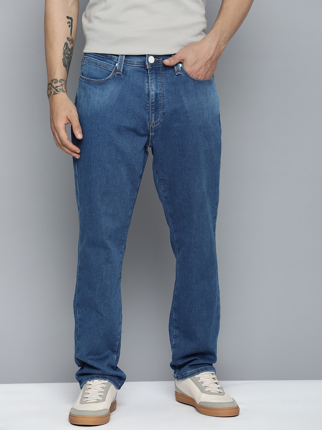 

Levis Men 541 Tapered Fit Light Fade Stretchable Jeans, Blue
