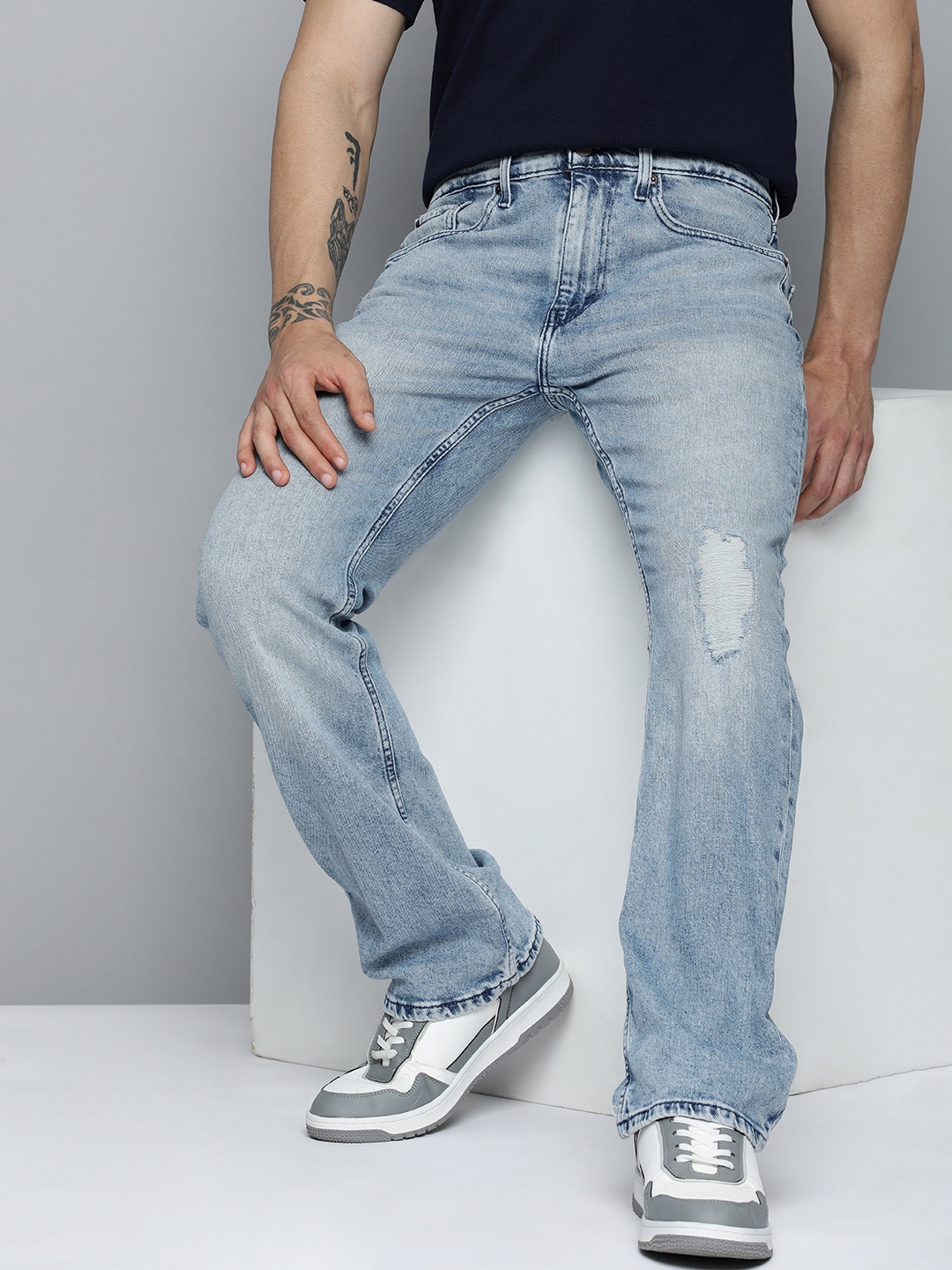 

Levis Men Mid Rise 527 Bootcut Low Distress Light Fade Stretchable Jeans, Blue
