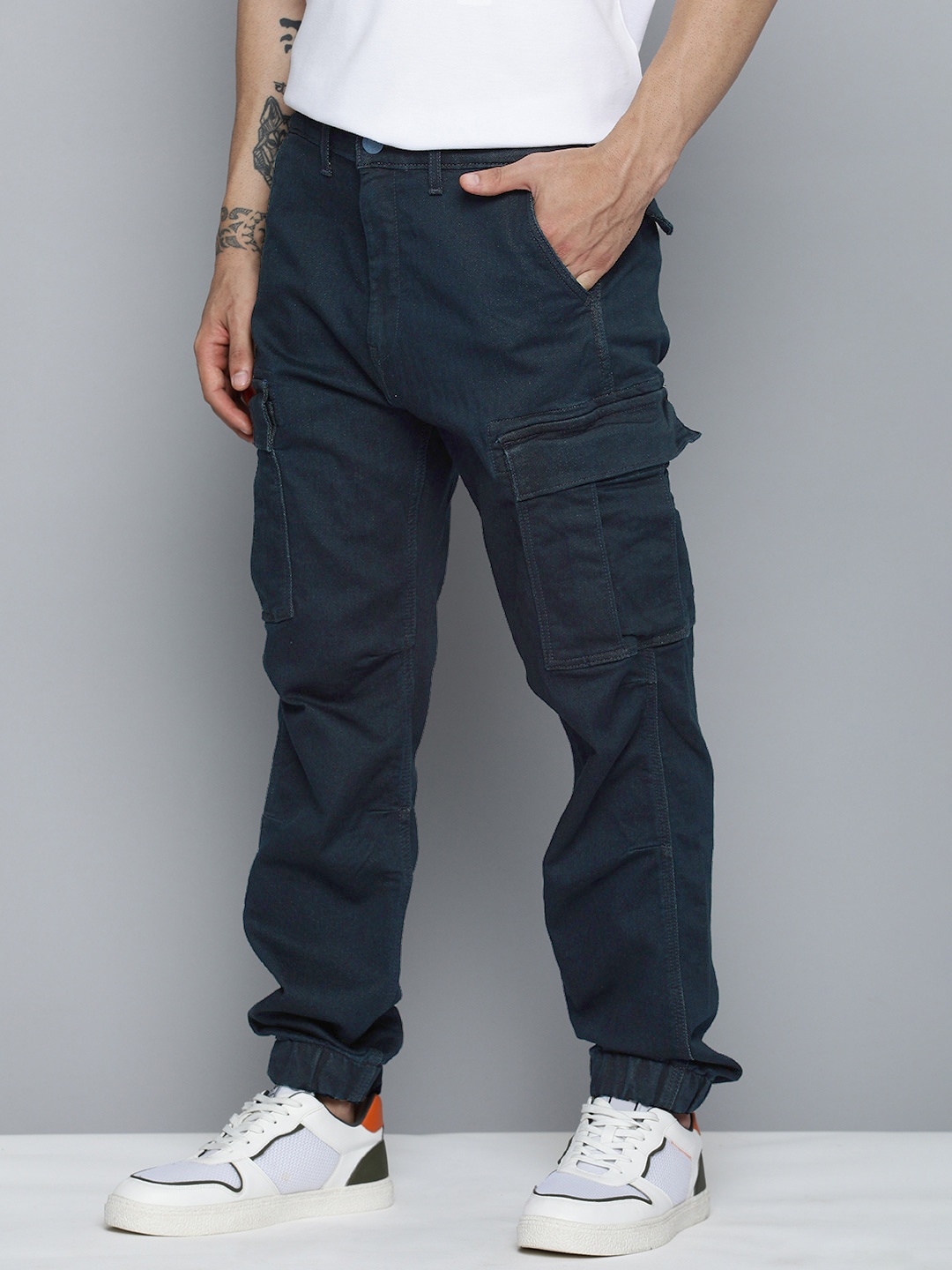 

Levis Men Mid Rise Loose Fit Easy Wash Joggers Trousers, Blue