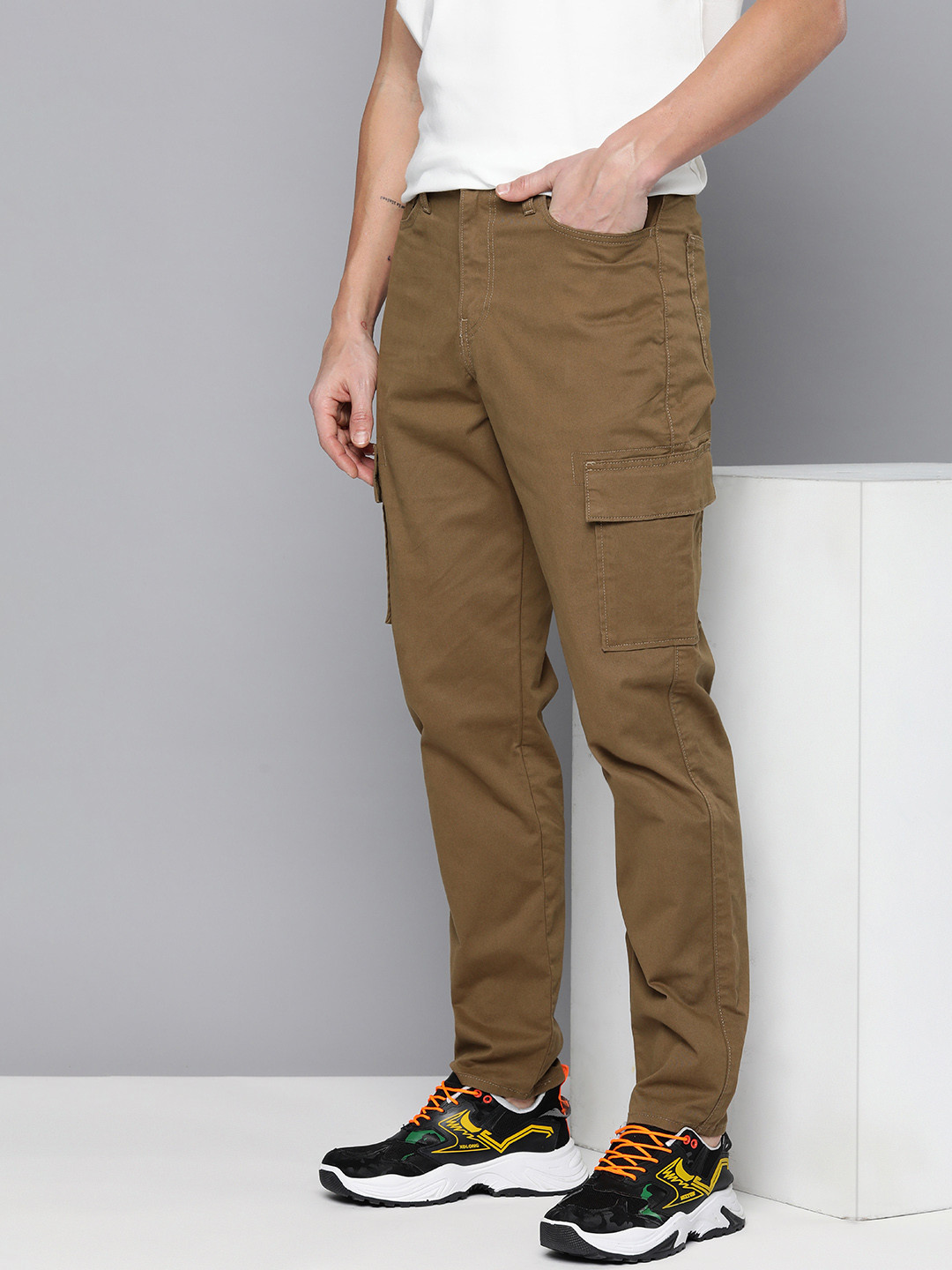 

Levis Men Solid Loose Fit Mid-Rise Easy Wash Woven Flat-Front Cargos, Brown