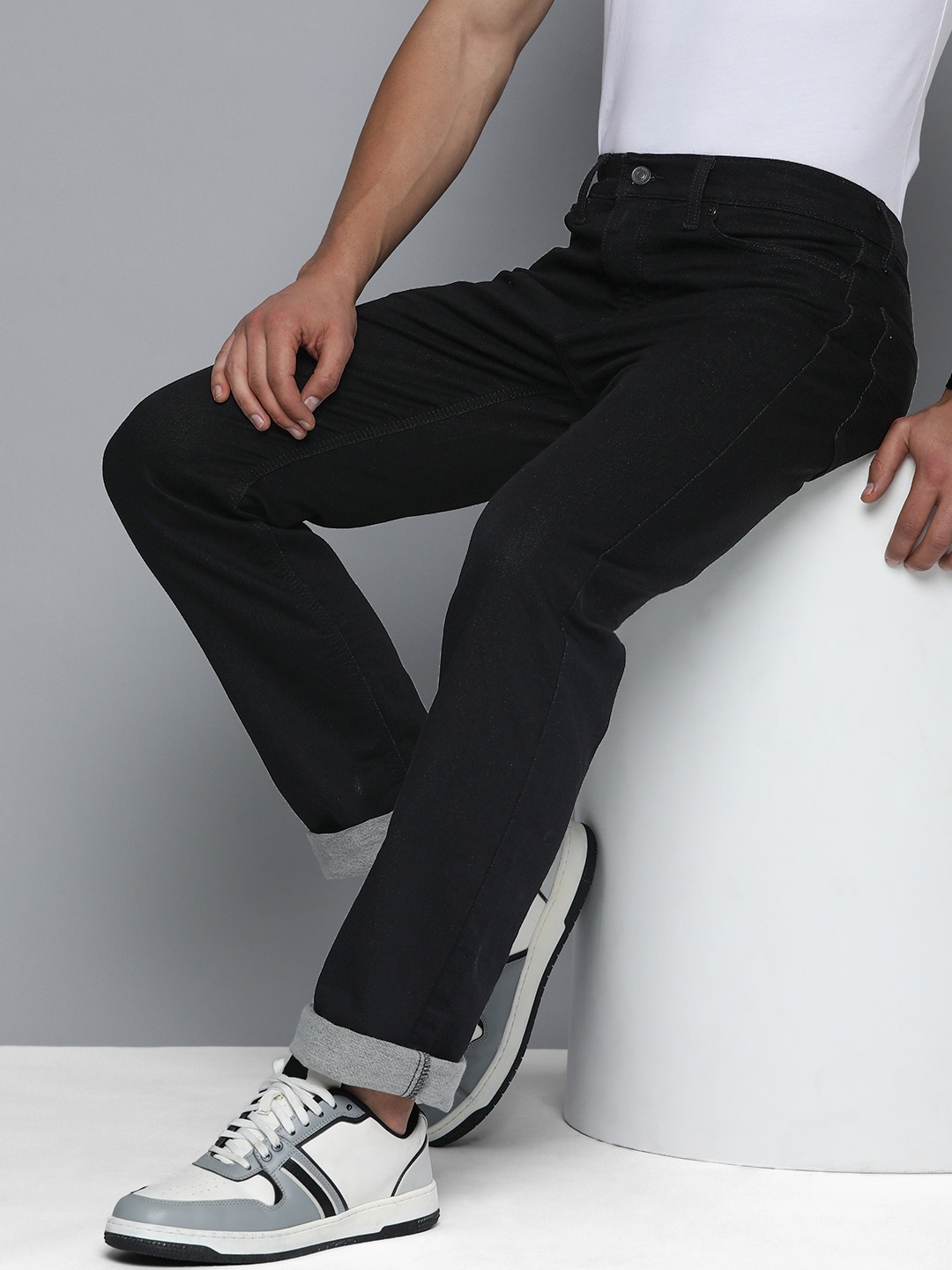 

Levis Men 513 Slim Fit Stretchable Mid-Rise Jeans, Black