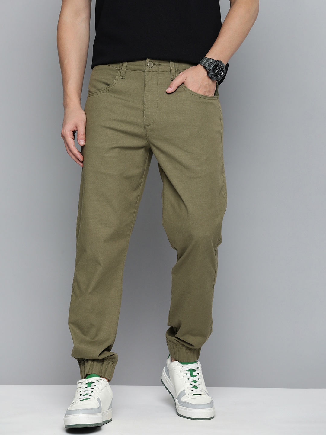 

Levis Men Regular Fit Solid Joggers, Olive