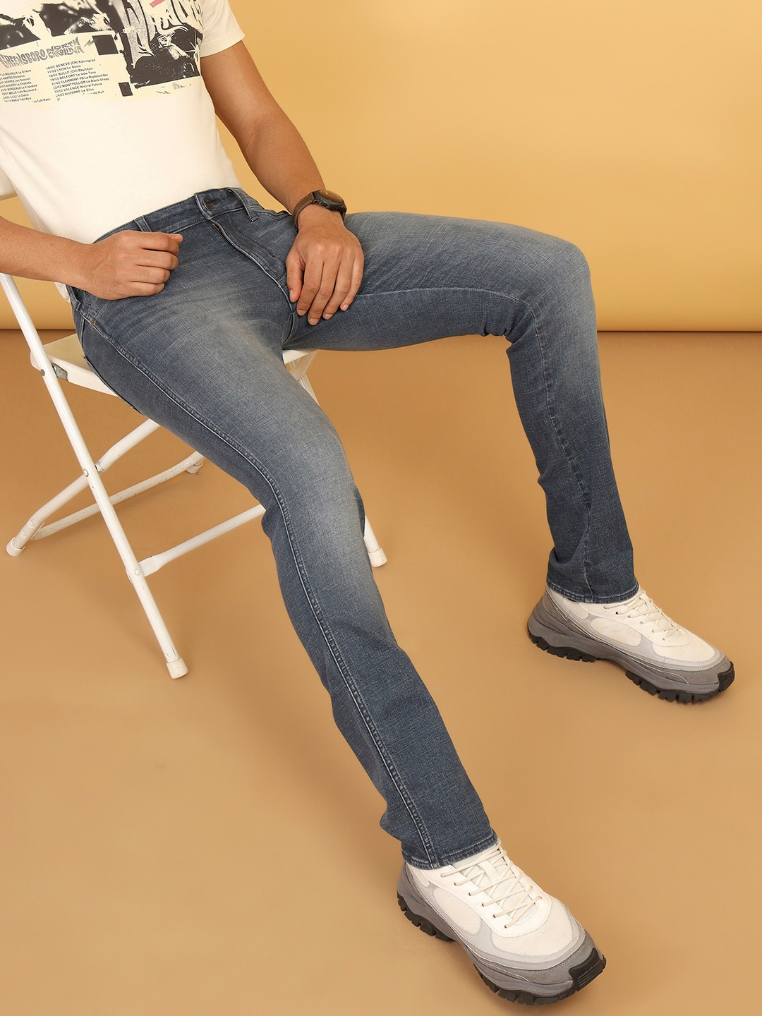 

Wrangler Men Skanders Slim Fit Low Rise Light Fade Clean Look Stretchable Jeans, Blue