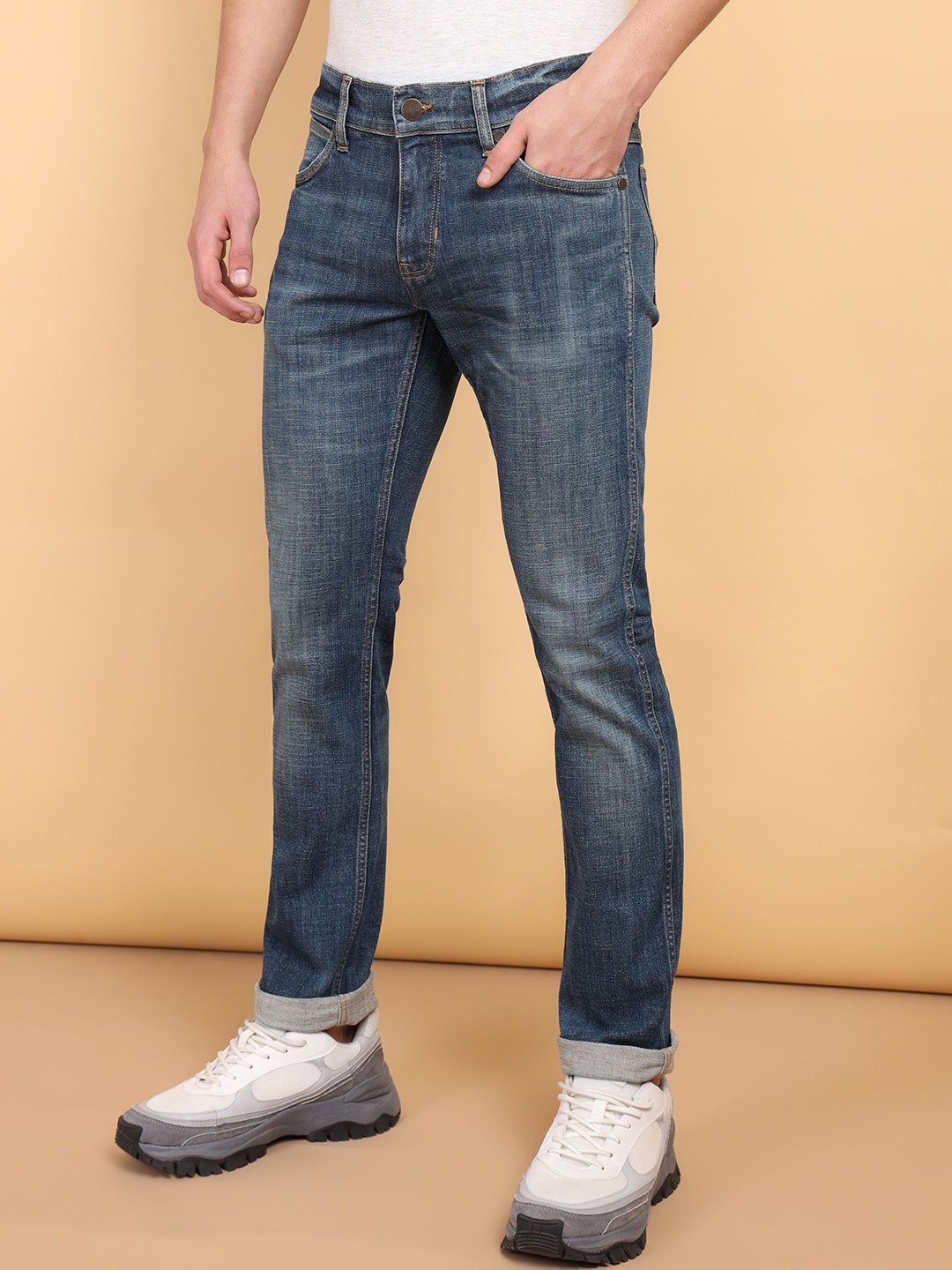 

Wrangler Men Slim Fit Low Rise Skanders Light Fade Stretchable Jeans, Blue