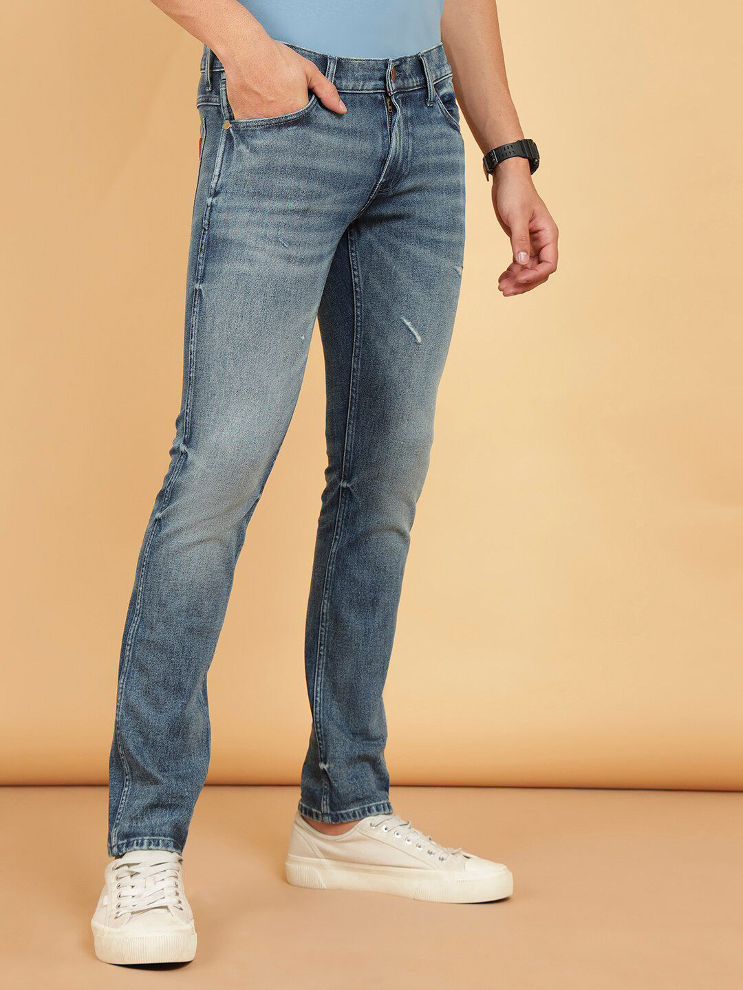 

Wrangler Men Skanders Slim Fit Low Distress Low-Rise Heavy Fade Jeans, Blue