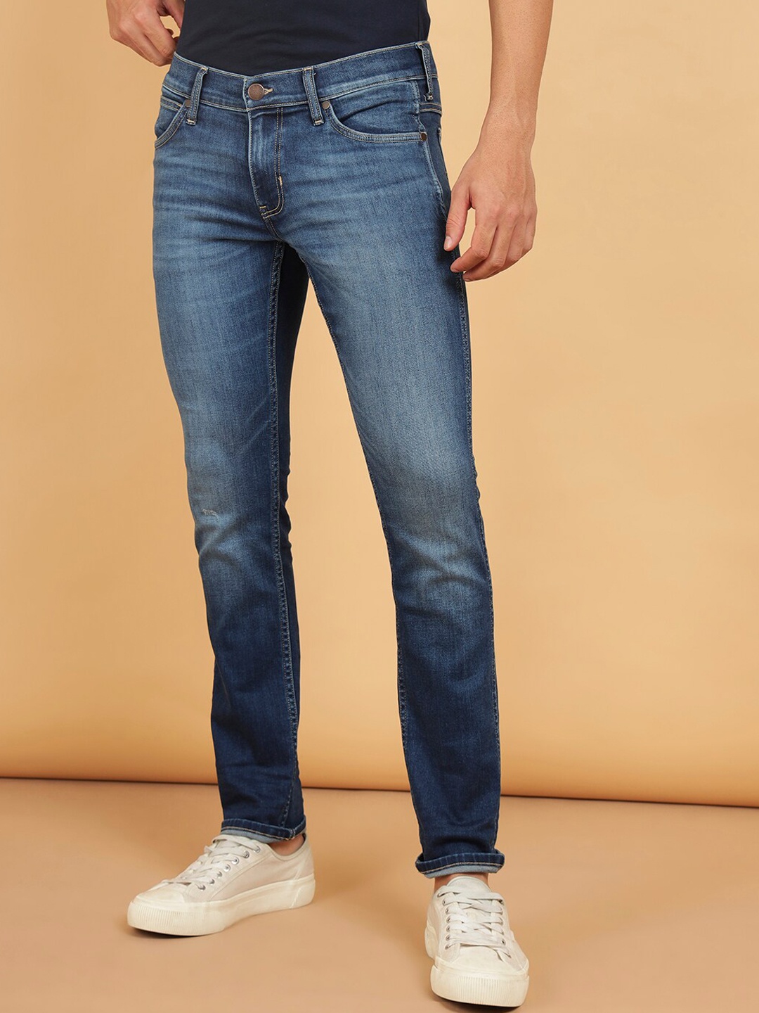 

Wrangler Men Skanders Slim Fit Low Rise Light Fade Clean Look Jeans, Blue