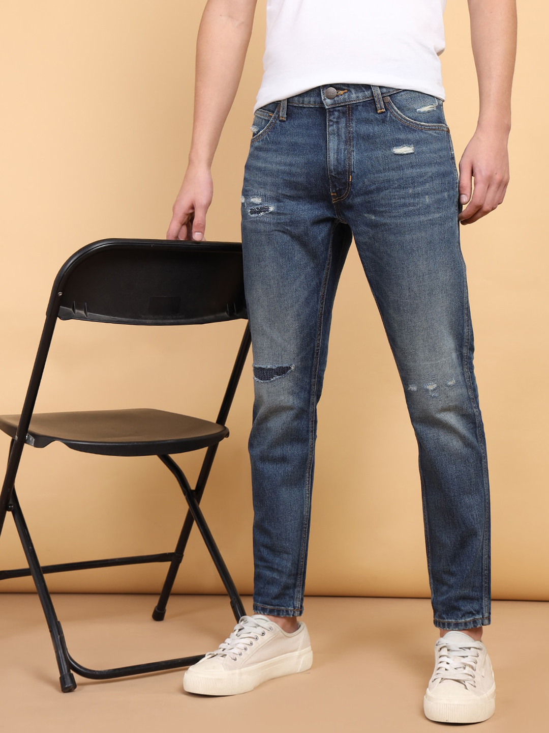 

Wrangler Men Bostin Slim Fit Mid Rise Heavy Fade Mildly Distressed Cotton Jeans, Blue