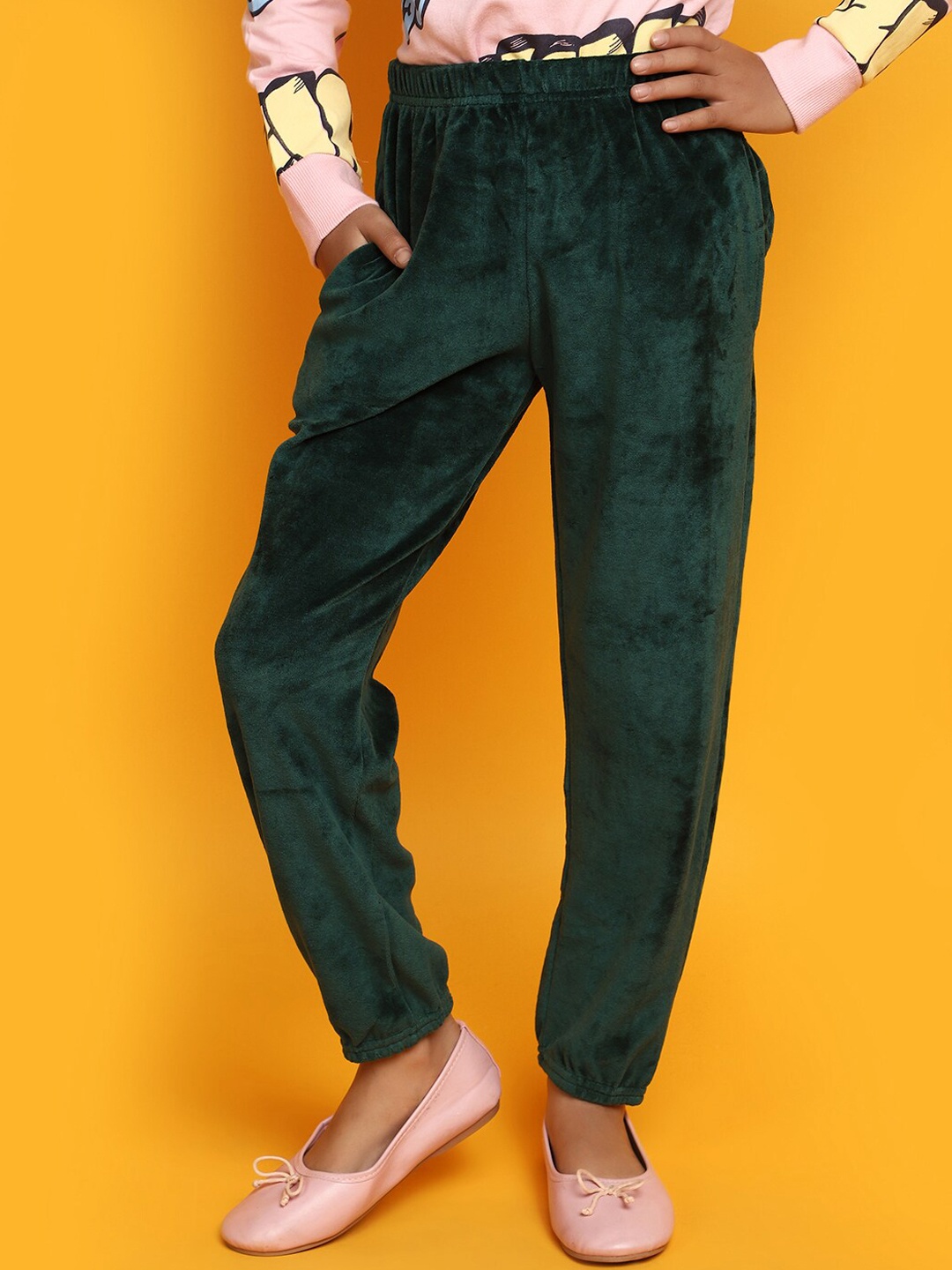 

V-Mart Girls Regular Fit Mid-Rise Velvet Joggers, Green