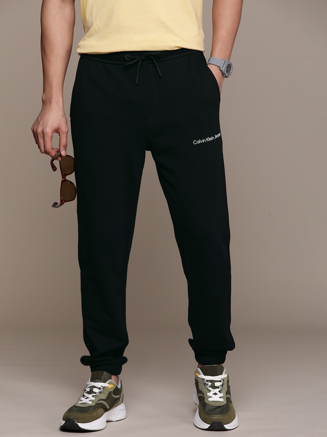 

Calvin Klein Jeans Men Pure Cotton Mid-Rise Joggers, Black