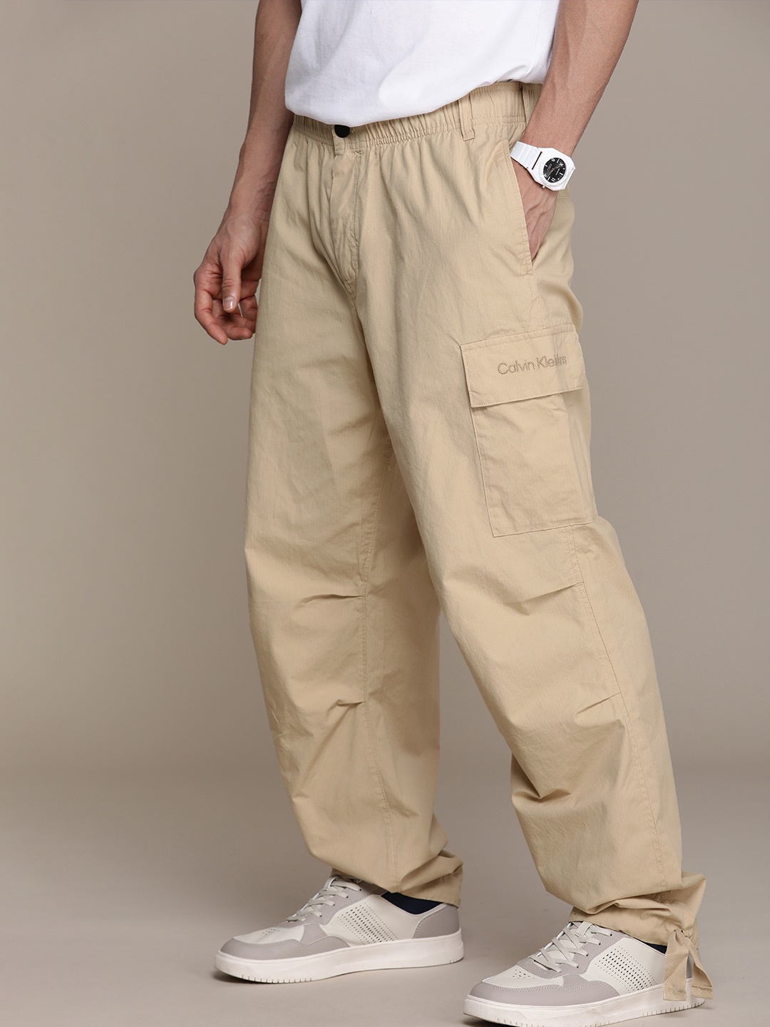 

Calvin Klein Jeans Men Pure Cotton Cargos Trousers, Beige