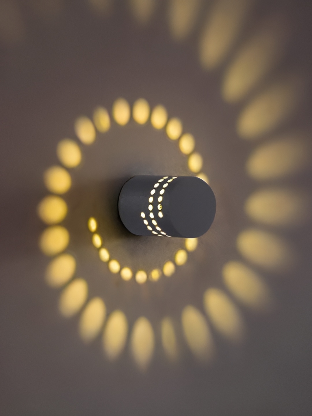 

blissbells Wallchiere WW Black Cylindrical Outdoor Lamp With Bulb