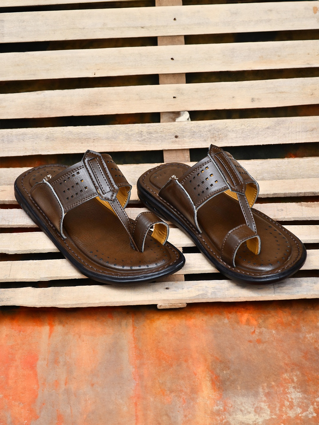 

IMCOLUS Men Textured One Toe Comfort Sandals, Coffee brown