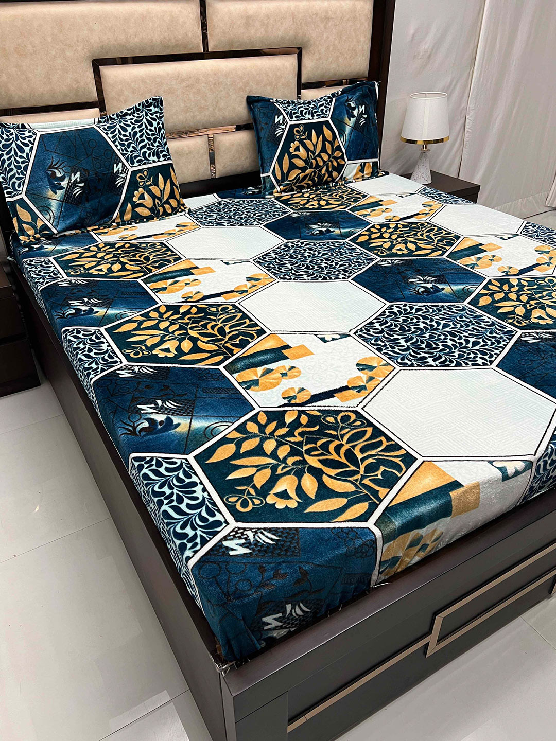 

Pure Decor Cozy White & Blue Floral 300 TC Super King Bedsheet with 2 Pillow Covers