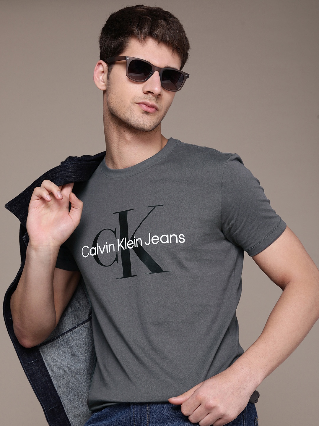 

Calvin Klein Jeans Men Brand Logo Pure Cotton Slim Fit T-shirt, Grey